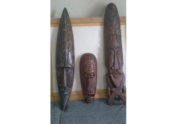 03 MÁSCARAS AFRICANAS TRIBAIS ? 02 medem -? 100cm ? 01 mede -? 47 cm