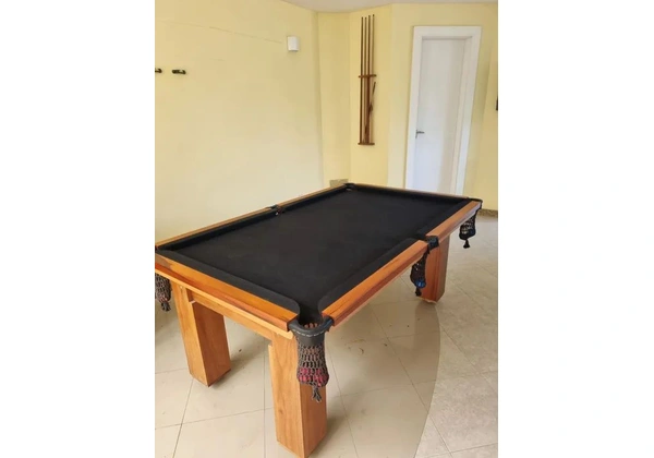 Mesa de sinuca com tampo que vira mesa de jantar