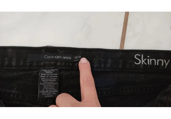 Calça jeans Calvin Klein preta feminina