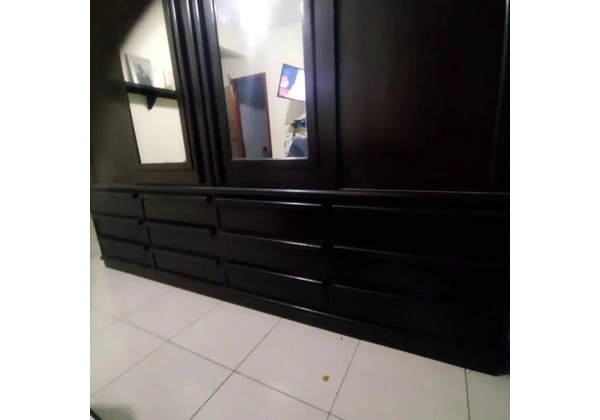 Lindo Guarda Roupas em Madeira