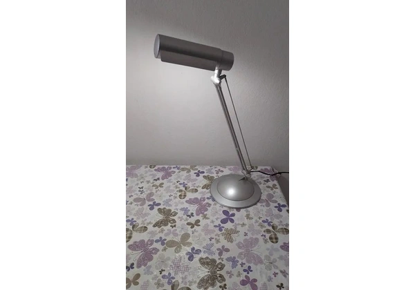 Luminária de mesa articulável.