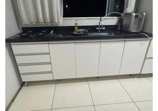 Armário planejado com pia de mármore