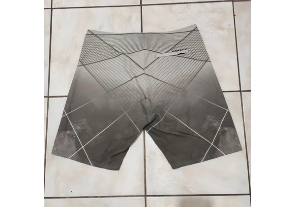 [ Original ] Bermuda Oakley Cinza Masculino [ Semi-Nova ] [ Até 18x No Cartão ]