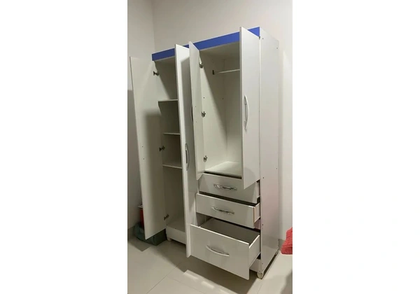 Guarda roupas pouquíssimas marcas de uso.