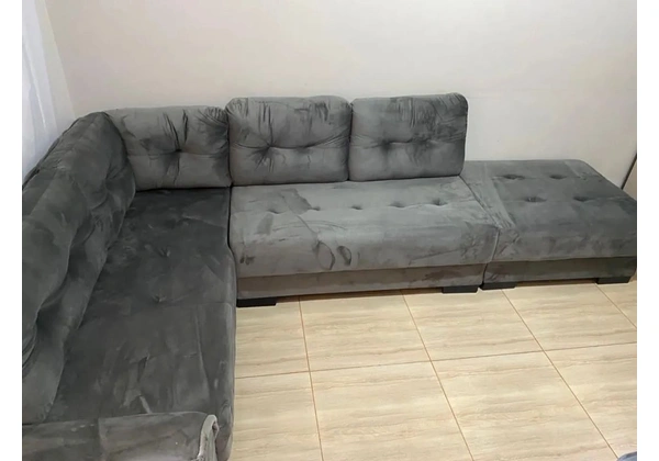 Sofá de canto com puff