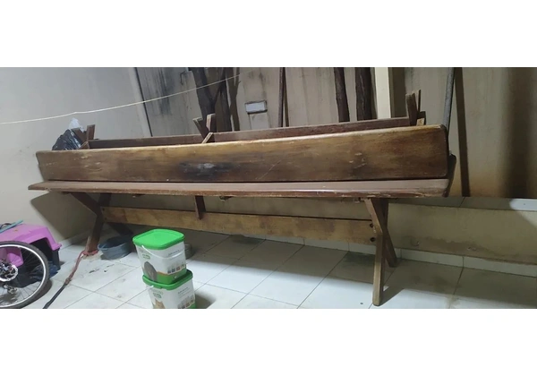 Mesa de Madeira com 2 bancos !! Perfeito estado, negociamos valores !!