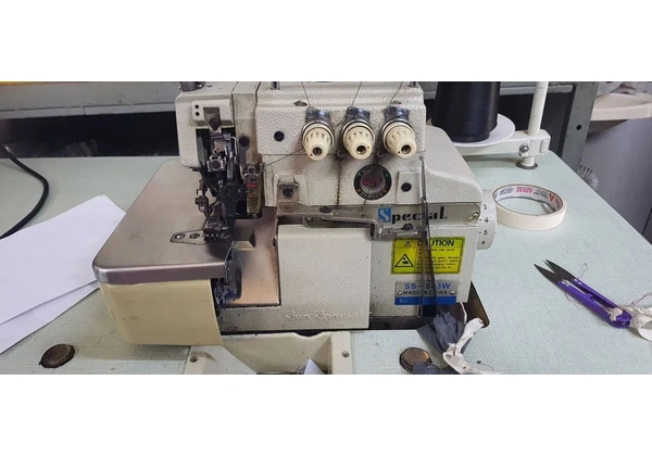 Máquina de Costura Overlock Industrial
