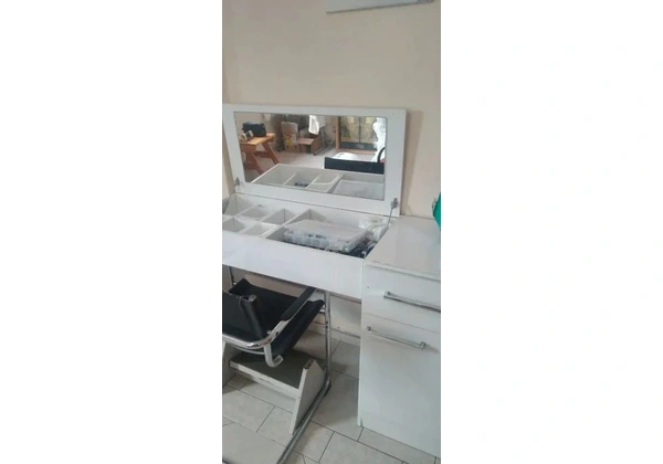 Escrivaninha/penteadeira para sair amanha mesmo porta e gaveta e tampo espelhado em bom es