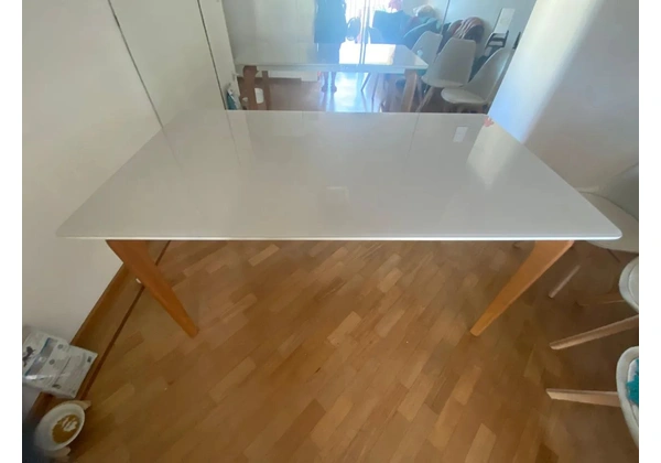 Mesa de jantar com tampo de vidro