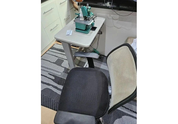 Maquina Overlock nova