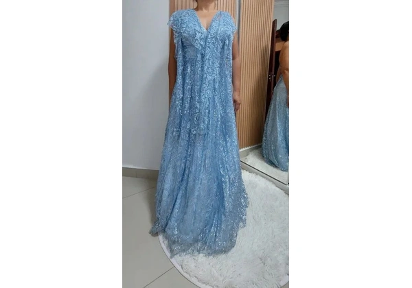 Lindo vestido de festa azul serenity em renda, forrado, com amarração nas costas e saiote