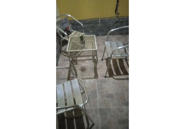 Vendo três cadeiras de alumínio sem a mesa