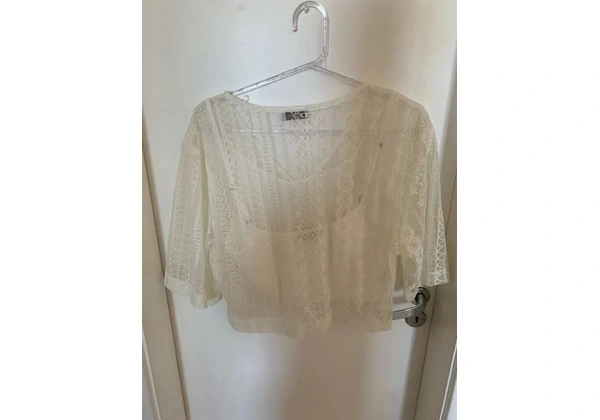 Blusa branca de renda