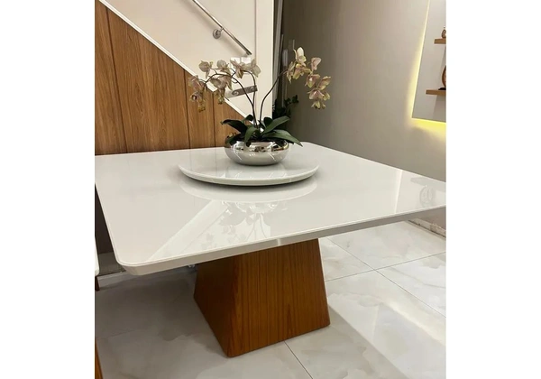 Mesa quadrada em madeira e tampo vidro cor off white 1, 36x 1, 36cm.