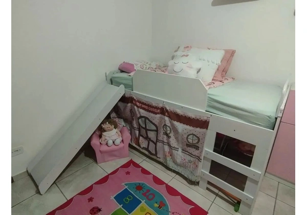 Cama com escorregador