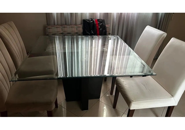 Mesa de vidro quadrada 8 lugares