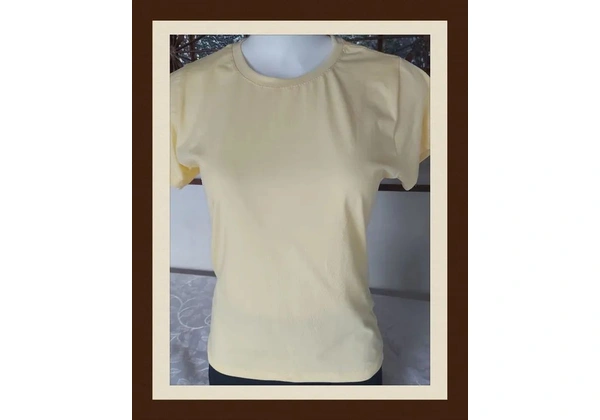 Camiseta Preta, branca, areia e amarela, Básica