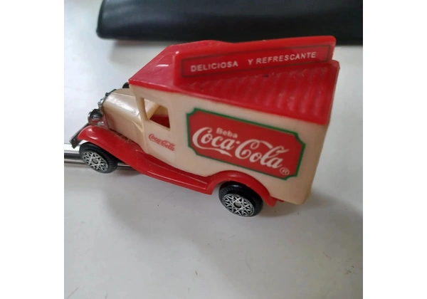 Miniaturas de caminhões da Coca Cola antigos