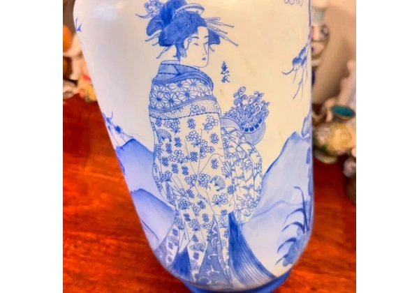 Antigo vaso em porcelana branca opaca.