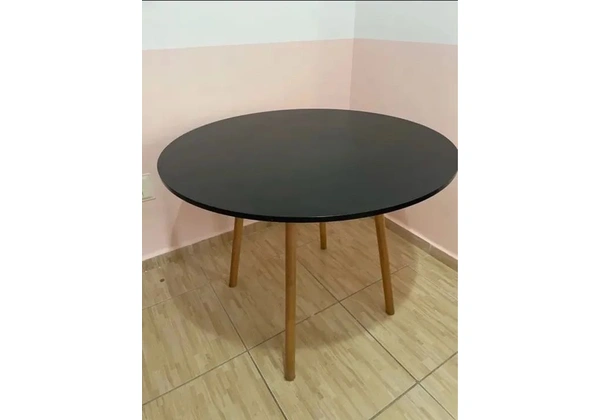 Mesa redonda de madeira com tampo preto