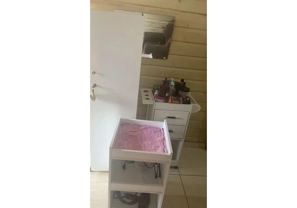 Armários lavatório e um espelho