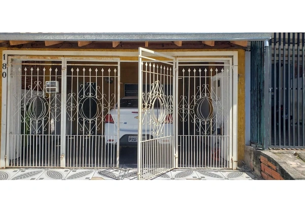 Portão de ferro com detalhes em metal