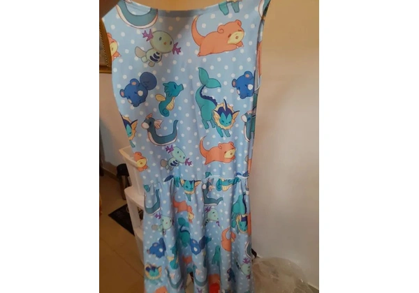 Vestido azul com estampa de Pokémon - M