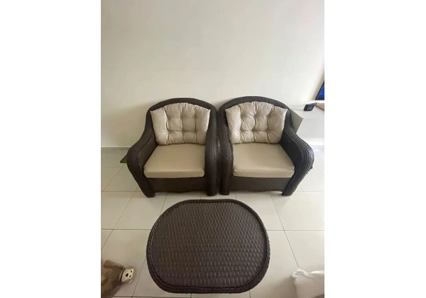 Cadeiras e mesa de centro para área externa.