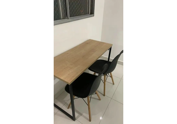 Mesa / Escrivaninha com cadeiras