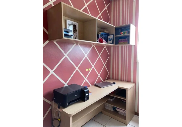 Bancada de estudo / mesa / escrivaninha e prateleira MDF projetada