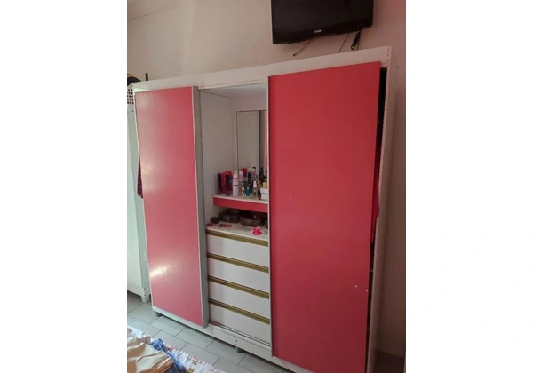 Guarda roupa branco com rosa