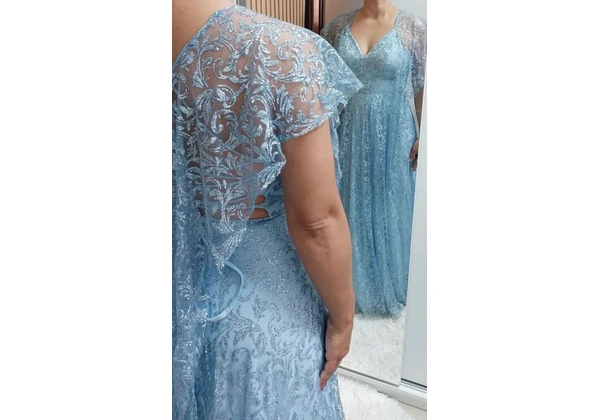 Lindo vestido de festa azul serenity em renda, forrado, com amarração nas costas e saiote