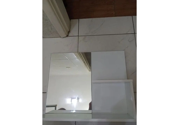 Gabinete de banheiro com torneira e espelheira