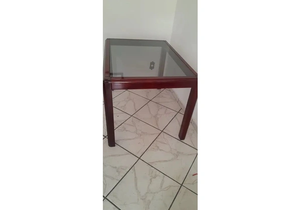 Mesa de Jantar Madeira Mogno C/ Tampo de Vidro, Linda, Em Ótimo Estado!<br> Ótimo Estado!