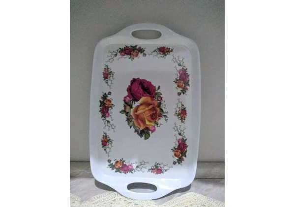 Bandeja decorada com flores.