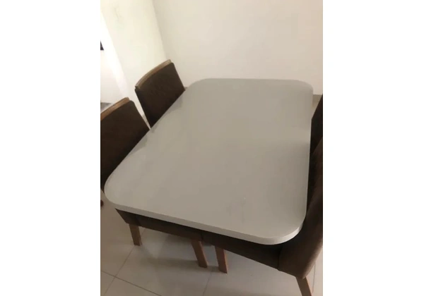 Mesa retangular quatro cadeiras