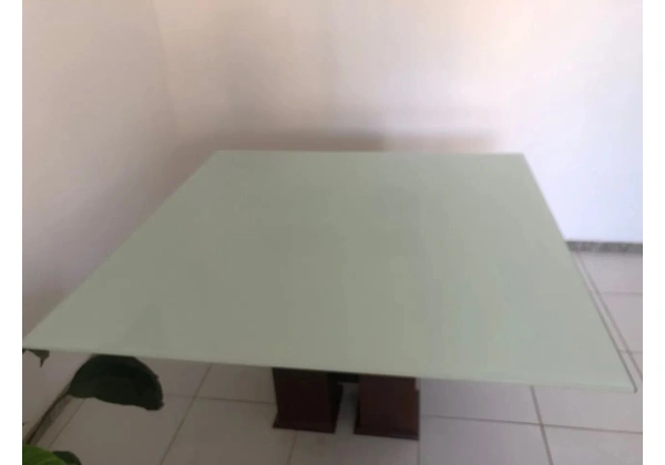 Mesa de jantar seminova.