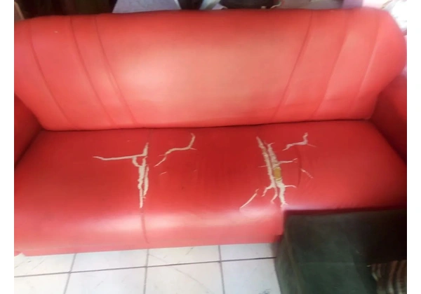 Sofá 4 lugares com marca de uso