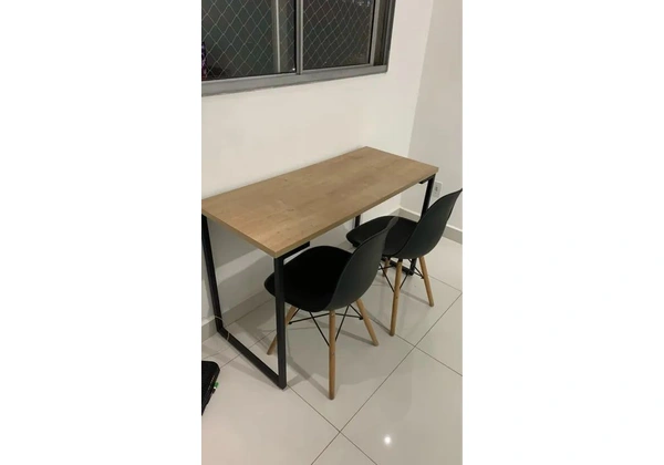 Mesa / Escrivaninha com cadeiras
