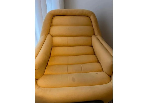 Poltrona original anos 70 amarela restaurada