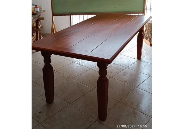 Mesa de Jantar em Madeira Maciça