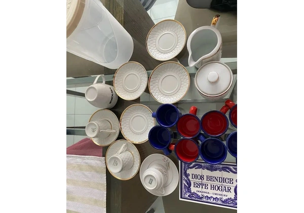Lotes de xícaras, pires, artigos de decoração etc variados