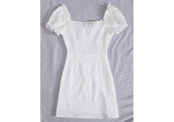 vestido branco babados