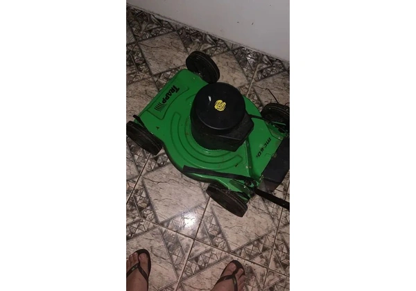 Aparador de grama seminovo