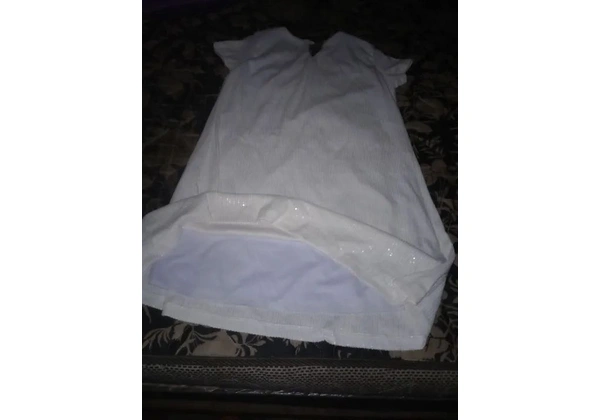 Vestido branco com brilho de malha e forrado tm g