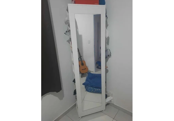 Sapateira de madeira com espelho frontal