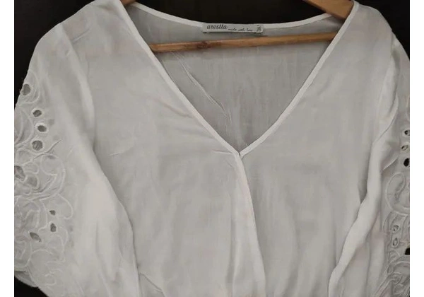 ARESTTA BLUSA Richelieu TAM 38( veste até Tam 44) 55, 00<br>Altura 50cm<br>Largura 54cm