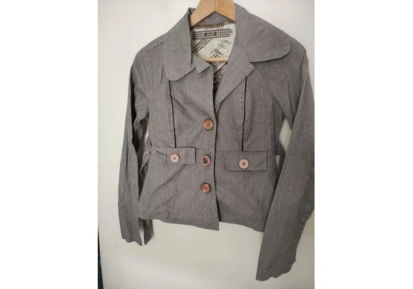 DIMY casaco/ blazer original Tam P (40) 120, 00<br>Altura 56cm<br>Ombro 40cm<br>Largura 46cm<br>