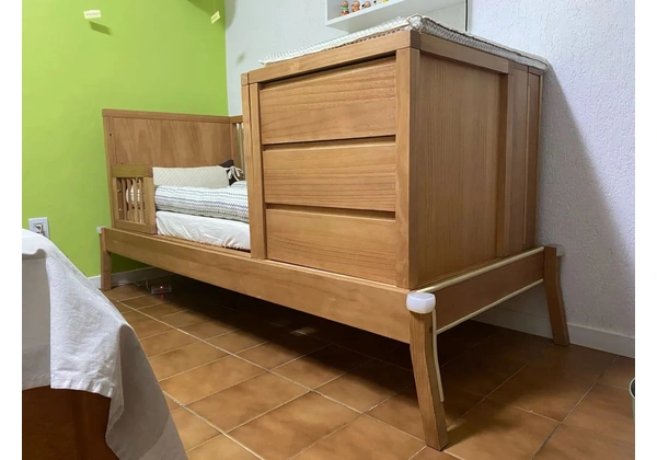 Berço Cama Multifuncional em madeira maciça de cor clara