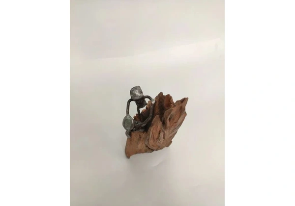 Alpinista, escultura feita a mão com material sustentável